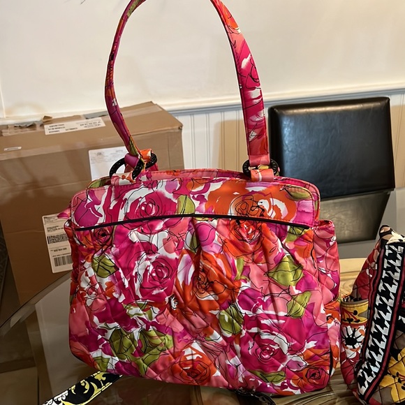 Vera Bradley!! 5 pocketbooks close out SALE!! Until September 29th.  Bundle sale - Picture 2 of 6